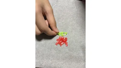 クッキングシートの上に、好きな色のパーツを並べていきます