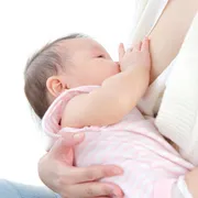 母乳を飲む赤ちゃん