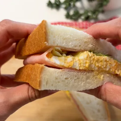 手軽な工夫でこぼれにくいサンドイッチに