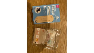 用意するのは100均のバンドエイドとマスキングテープ