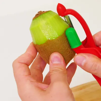 トマトも桃も一発でつるんっ! 皮むき器