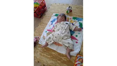 こどもひろばの乳幼児タイム。広いスペースでのびのび過ごせます