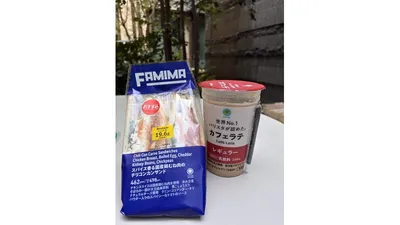 テラスでいただいたサンドイッチとカフェラテ。緑を眺めながら一息つけます
