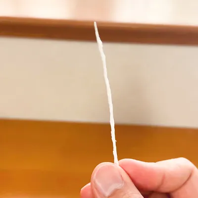 ティッシュを使って画びょうの穴をふさぐ方法