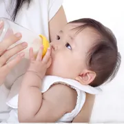 【新生児】ミルクを飲んでも寝ない…。理由とすぐにできる対処法を紹介