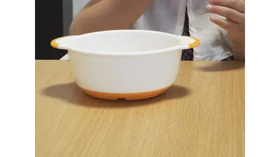 外食でお皿を投げる子に!ダイソーの耐震マットが吸盤代わりになる便利ワザ