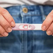 【医師監修】妊娠検査薬はいつから使える？正しく反応する確率は？仕組み・使い方なども解説！