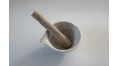 小さな片口すり鉢とすりこぎ。少量の離乳食づくりに