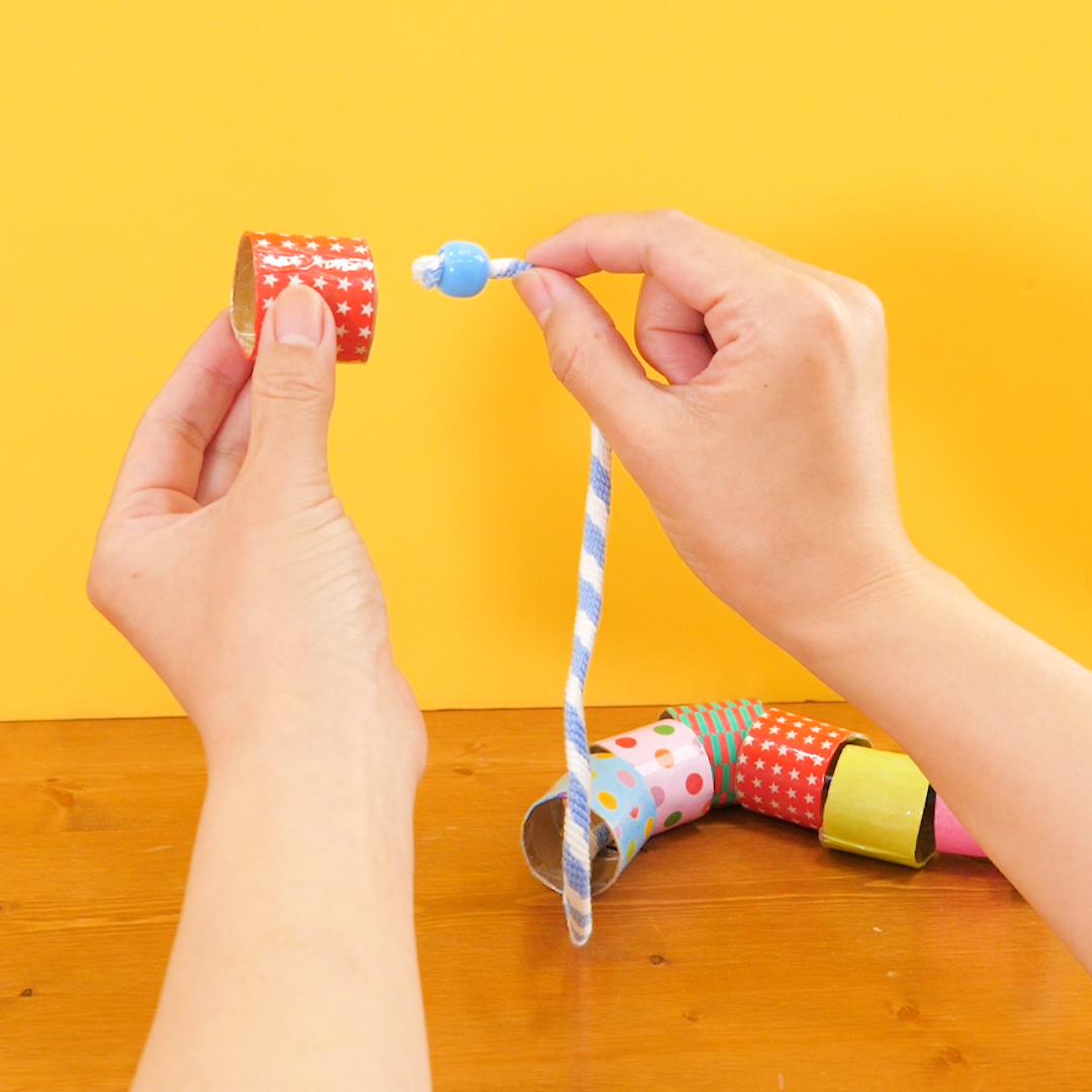 保育士監修】ペーパー芯を使って カラフルひも通し | トモニテ