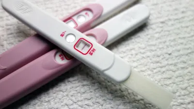 【医師監修】妊娠検査薬はいつから使える？正しく反応する確率は？仕組み・使い方なども解説！