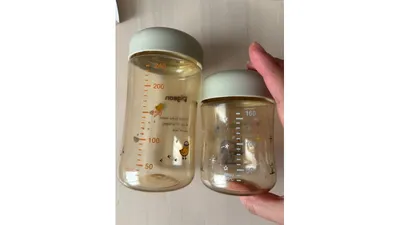 サイズ違いの哺乳瓶にふたを取り付けたところ。小さい瓶も活用できます