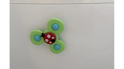 お風呂の壁に吸盤でつけるハンドスピナー。てんとう虫タイプ
