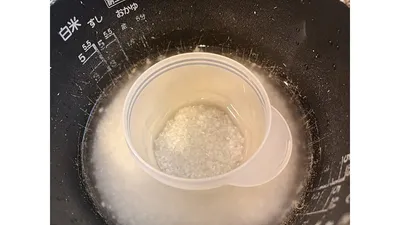 大人のごはんと一緒に炊くだけ。離乳食作りを「別作業」にしない、おかゆクッカーで叶える心のゆとり
