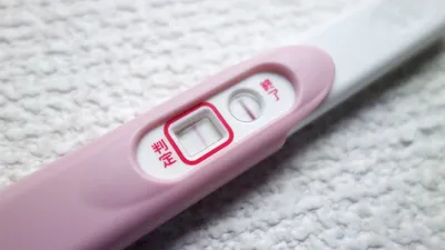 【医師監修】妊娠検査薬で陽性になったら病院にいつ行くべき？反応が出るケースも解説