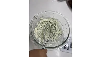 泡立て器で豆腐をつぶしながら青のりと混ぜます。ここは子どもの出番!