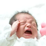 抱っこしても泣き止まない…赤ちゃんの寝ぐずり対策を解説