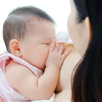 幹線での授乳、どうしたらいい? 利用できるサービスや便利アイテムで乗り切ろう!