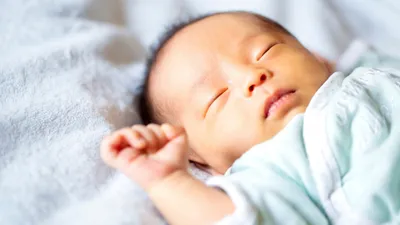 新生児が寝てる時にうなるのはなぜ?理由別の対処法も解説!
