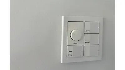 我が家の無段階調光スイッチ。夜は少しずつ明るさを落としていきます