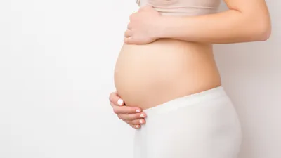 妊娠後期のお腹の張りの原因は？切迫早産との関係や対処法も解説