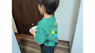 食べ終わったお皿を自分で持って、キッチンまで運んでいるところ