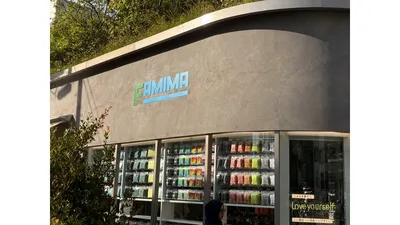 店舗の外壁沿いには、カラフルなドリンクがずらりと並んでいました