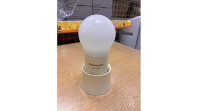 電球のようなフォルムの球ランタン。台座に置いて使うこともできます