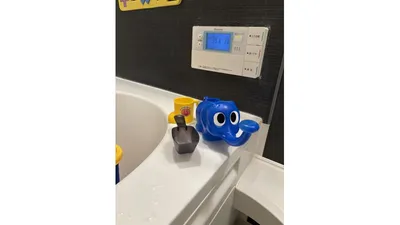 コップや容器を使った水の移し替え遊び。濡れても大丈夫な場所が安心です