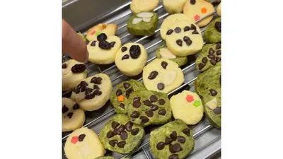 生地は大人が用意し、トッピングは子どもにおまかせしたクッキーです