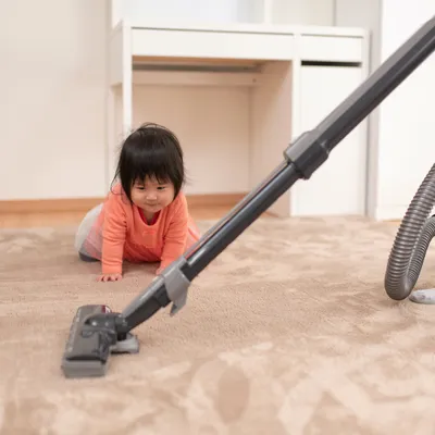 赤ちゃんのいる部屋で掃除機をかけるのはNG?おすすめ掃除アイテムも紹介