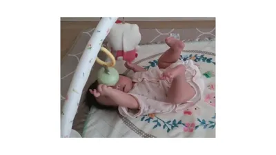 ねんね期の赤ちゃんが自分で遊べる環境づくりと成長のヒント