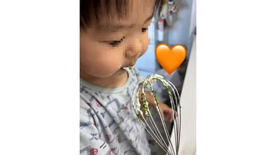 泡立て器についた生地をペロリ。途中の味見も安心して見守れます