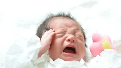 抱っこしても泣き止まない…赤ちゃんの寝ぐずり対策を解説