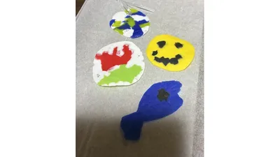 完成したカラフルプレート。にこちゃんや魚など、子どもが考えたデザイン
