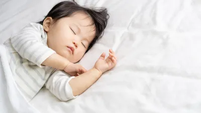 「赤ちゃんの寝相が悪い…大丈夫?」原因と安全対策をわかりやすく解説