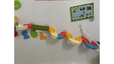 お風呂の壁に貼れるレールのおもちゃも試してみました