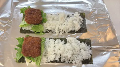 超簡単！冷凍ソースカツで作るおにぎらず時短術