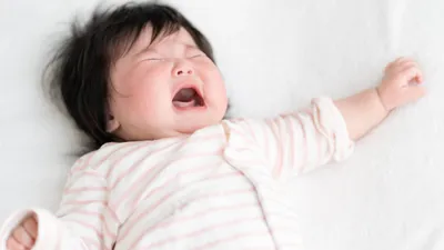 夜中に突然叫ぶ子ども、それ「夜驚症」かも？親がとるべき対応と対策まとめ