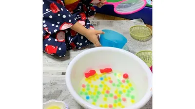 おけに水を張り、ボールや網を用意した水遊び。夢中になって遊びました