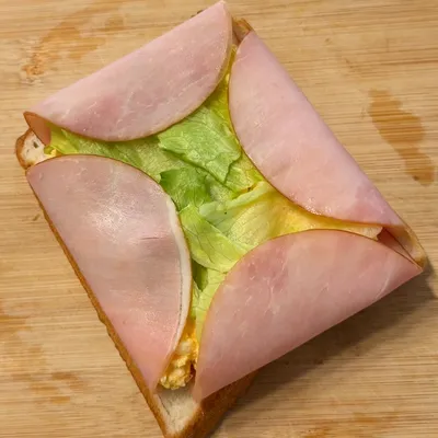 ハムがガードになることで食べやすさが上がる