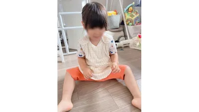 スリーパーを着て遊ぶ娘。首元や背中の汗をこまめに確認しています
