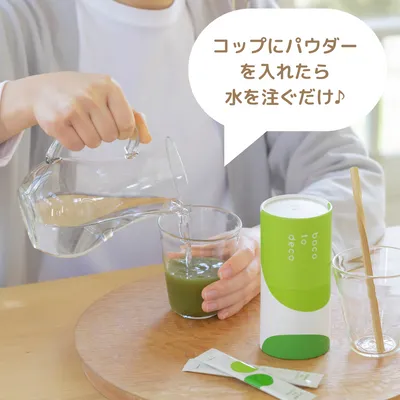 コップにパウダーを 入れたら 水を注ぐだけ♪ (1)