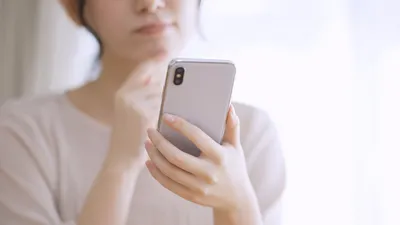 喉つわりってどんな症状？妊娠中に喉が痛む原因や対処法も解説