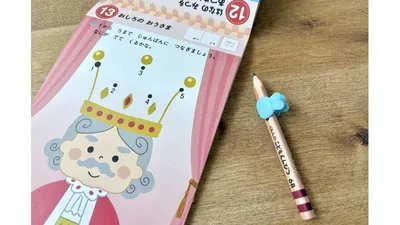 ワークブックと、3歳児でも持ちやすい太めの鉛筆。クレヨンより手や服が汚れにくいのも◎