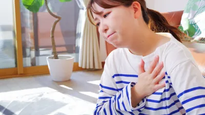 妊娠初期に胸がドキドキするのは普通?動悸の原因・息切れ症状の対処法を解説