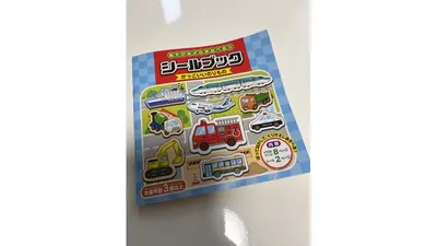 バッグに入るコンパクトなシールブック。待ち時間の気分転換に役立ちました