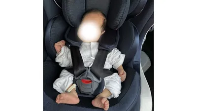 チャイルドシートに座る娘。車に常備があれば準備は持ち歩き分だけ