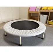 賃貸暮らしの夏休み、トランポリンが大活躍！「飛べる場所」を作ったら遊び方が広がった♪