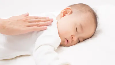深夜になっても赤ちゃんが寝ない…。原因と対策を詳しく解説