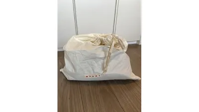 ざっくり入れてもすっぽり収まります。紐を結べばベビーカーのフックにも掛けられます